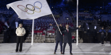 Les présidents des régions Auvergne-Rhône-Alpes et Provence-Alpes-Côte d'Azur, Fabrice Pannekoucke et Renaud Muselier, ont reçu le drapeau olympique de la présidente du CIO, Kirsty Coventry, à Vérone.