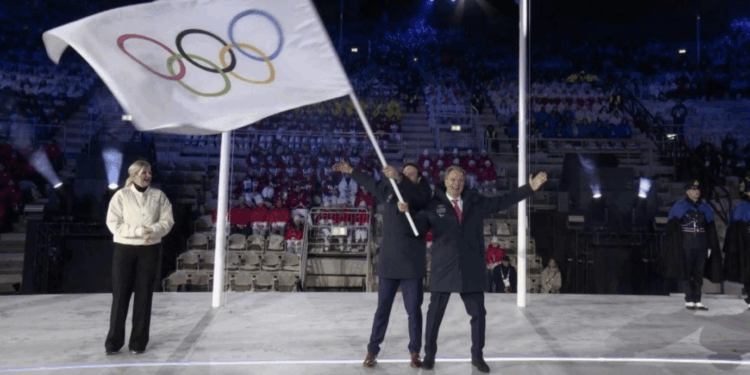 Les présidents des régions Auvergne-Rhône-Alpes et Provence-Alpes-Côte d'Azur, Fabrice Pannekoucke et Renaud Muselier, ont reçu le drapeau olympique de la présidente du CIO, Kirsty Coventry, à Vérone.