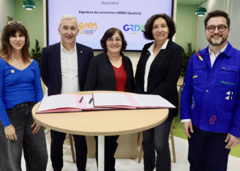 De gauche à droite : Amandine Lebrun, Chargée de projet biomasse énergie acceptabilité et territoire Geres, Olivier Bresson, directeur adjoint GRDF Sud-Est, Marie-Noëlle Reboulet, présidente du Geres, Laurence Poirier-Dietz, directrice générale de GRDF et Philippe Métais Chargé de développement biométhane Provence Alpes-Côte d’Azur GRDF (Crédit DR)