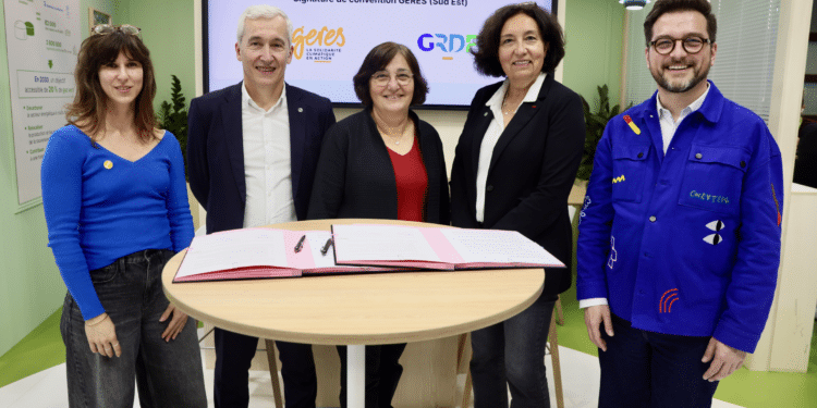 De gauche à droite : Amandine Lebrun, Chargée de projet biomasse énergie acceptabilité et territoire Geres, Olivier Bresson, directeur adjoint GRDF Sud-Est, Marie-Noëlle Reboulet, présidente du Geres, Laurence Poirier-Dietz, directrice générale de GRDF et Philippe Métais Chargé de développement biométhane Provence Alpes-Côte d’Azur GRDF (Crédit DR)