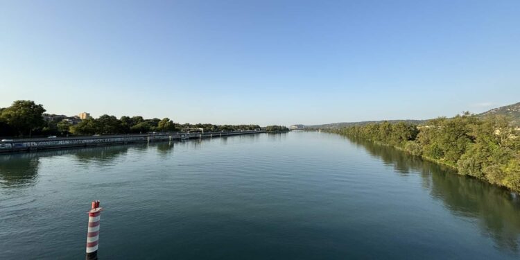 Le Rhône, vierge de transport fluvial à hauteur de Valence dans la Drôme (Crédit Gomet')