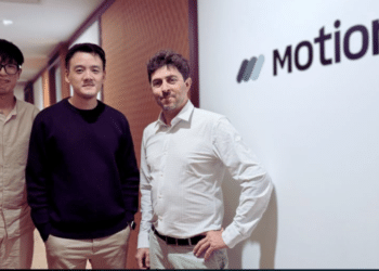 Guillaume Vidil et ses partenaires de Singapour (Crédit DR)