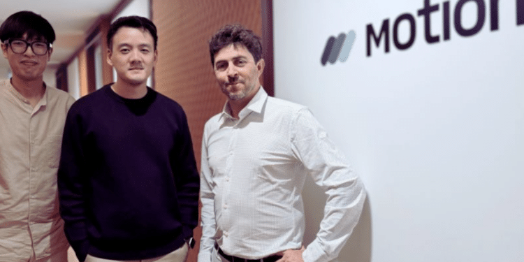 Guillaume Vidil et ses partenaires de Singapour (Crédit DR)