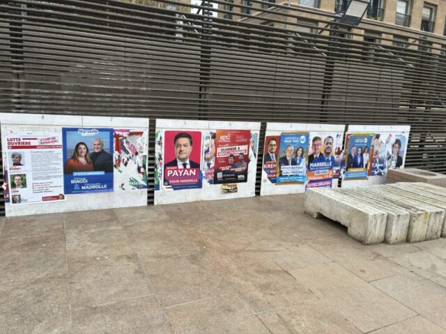 Panneaux électoraux devant l'espace Villeneuve Bargemon (2ème) le 15 mars 2026