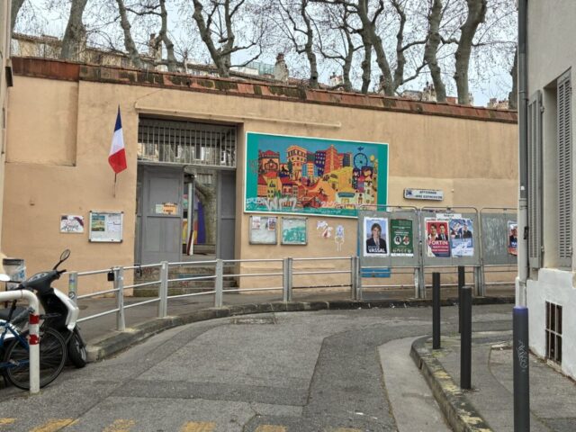 Entrée du bureau de vote de l'école maternelle Eydoux le 16 mars 2026 à Marseille (6ème)