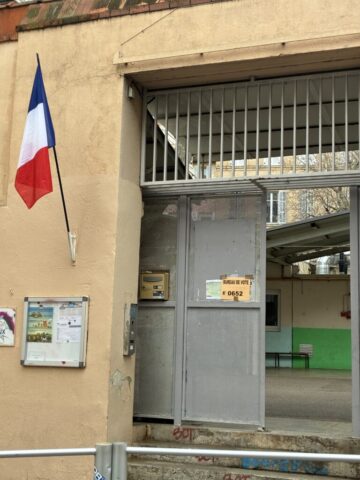 Entrée de l'école Eydoux, bureau de vote 652, à Marseille 6