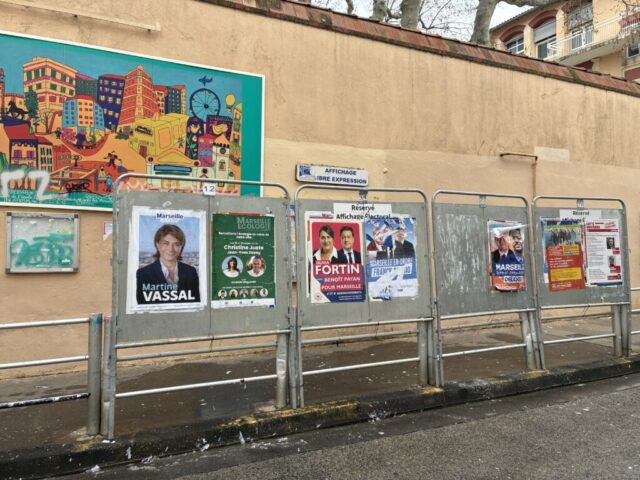Panneaux devant l'école Eydoux dans le 6ème arrondissement de Marseille le 15 mars 2026