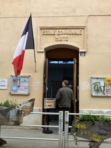 Electeurs devant le bureau de vote 641 à Marseille 6 le 15 mars 2026