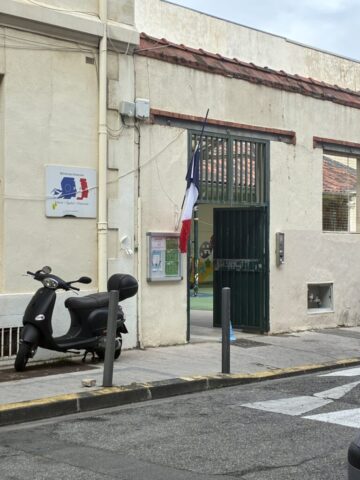 Entrée du bureau de vote de l'école Copello à Marseille le 15 mars à 10h