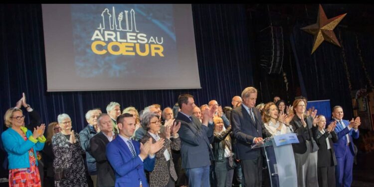 Municipales 2026 à Arles : Patrick de Carolis vire en tête avant un 2e tour très ouvert