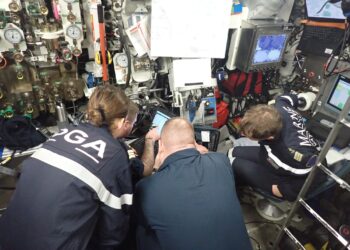 Un SNA met en œuvre un drone depuis son DDS. Crédit photo : Marine nationale