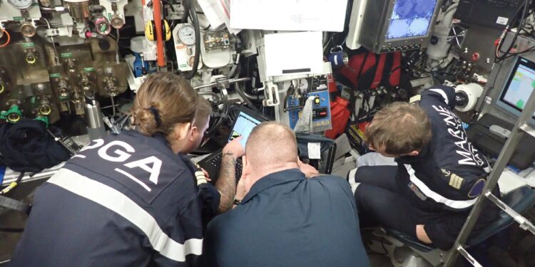 Un SNA met en œuvre un drone depuis son DDS. Crédit photo : Marine nationale