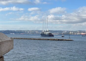 L'Orient Express Corinthian en manoeuvre dans la passe du port de Marseille dimanche 10 mai 2026 (Crédit Gomet')