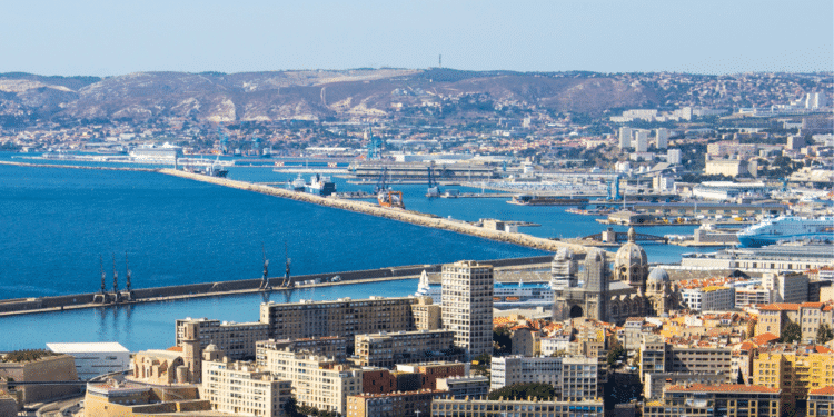Zone franche urbaine vs zone d&rsquo;activité classique : quel modèle attire davantage les entreprises à Marseille
