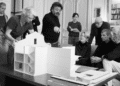 Jean-Marc Boustamante à droite face à la maquette de la rénovation de l'église Ste Croix d'Arles (Crédit capture https://www.fondsbustamante.com / DR)