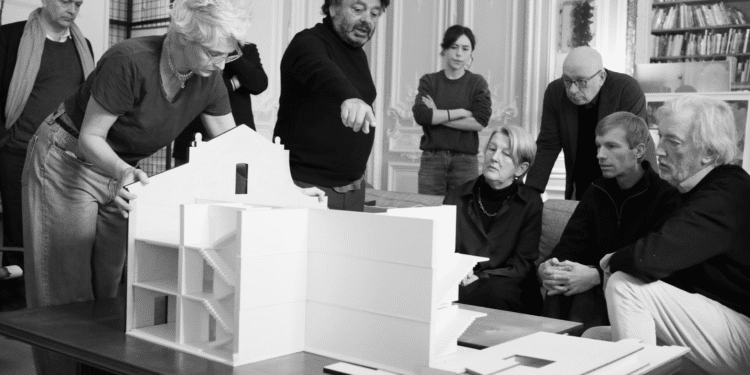 Jean-Marc Boustamante à droite face à la maquette de la rénovation de l'église Ste Croix d'Arles (Crédit capture https://www.fondsbustamante.com / DR)