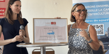 Marie-Laure Guidi (à droite) reçoit le Grand prix des territoires de la Fondation SFR (Crédit Gomet')