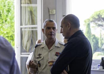 Le général Guillaume Venard, numéro 2 des Armées dans la zone de défense sud et Romain Laffont le 3 juillet lors du petit déjeuner organisé par Gomet' au Château St Victor (Crédit JYD/Gomet')