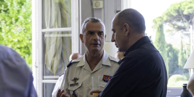 Le général Guillaume Venard, numéro 2 des Armées dans la zone de défense sud et Romain Laffont le 3 juillet lors du petit déjeuner organisé par Gomet' au Château St Victor (Crédit JYD/Gomet')