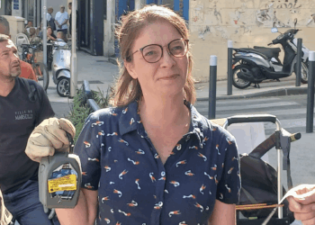 Audrey Garino, adjointe au maire en charge du logement, participant à la cisaille des boîtes à clés illégales dans le 7e arrondissement