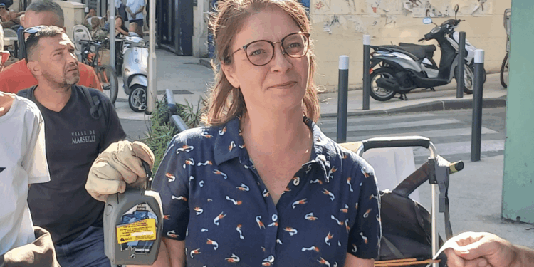 Audrey Garino, adjointe au maire en charge du logement, participant à la cisaille des boîtes à clés illégales dans le 7e arrondissement