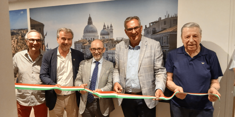 Inauguration des nouveaux bureaux de la CCIFM à l'occasion de ses 160 ans. Domenico Basciano, premier vice-président, Jean-Luc Chauvin, président de la CCI AMP, Fabio Monaco, consul général d’Italie à Marseille, et Maxime Tommasini, président de la CCIFM.