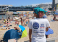 Chloche Rommens, responsable médiatrice Safer Plages, sur la plage des Catalans