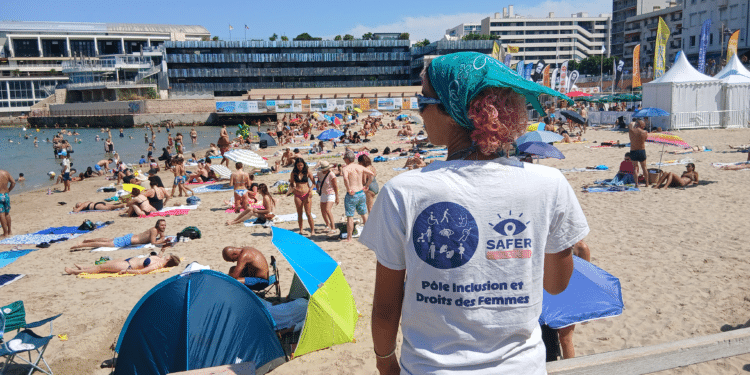 Chloche Rommens, responsable médiatrice Safer Plages, sur la plage des Catalans