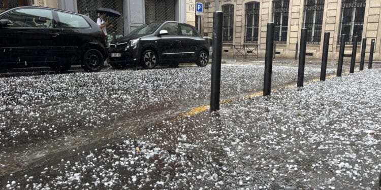 Pluie de grêlons à Marseille comme ici rue d'Arcole dans le 6e arrondissement (Crédit Gomet')