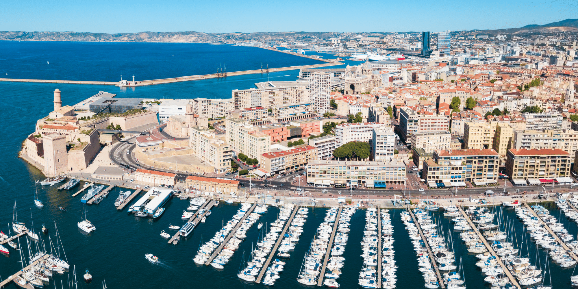 Vue aérienne de Marseille et de ses quartiers (Panier et Joliette) - attractivité et logement en Provence