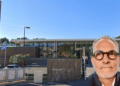 Pierre Nicolini devant l'hôtel de ville des Pennes-Mirabeau