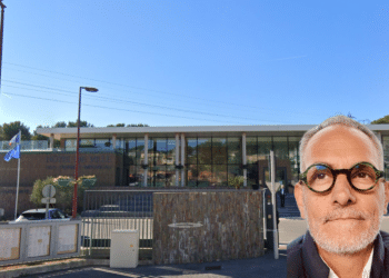 Pierre Nicolini devant l'hôtel de ville des Pennes-Mirabeau