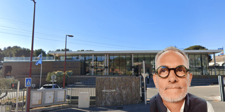 Pierre Nicolini devant l'hôtel de ville des Pennes-Mirabeau