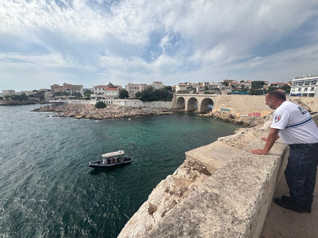 Surveillance de la Police municipale de Marseille sur la Corniche en prévention ders pratiques à risques comme les plongeons (Crédit Gomet')