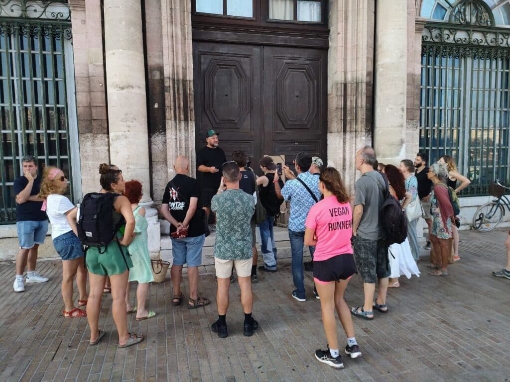 Les défenseurs des arbres réunis devant la mairie de Marseille mardi 18 août après les abattages de la veille et du matin (Crédit : DR.Groupe "Pour les arbres du Parc de Bonneveine")
