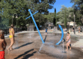 canicule enfants sous les jets d'eau
