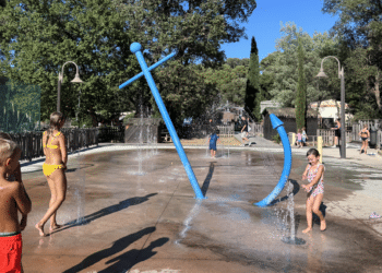 canicule enfants sous les jets d'eau