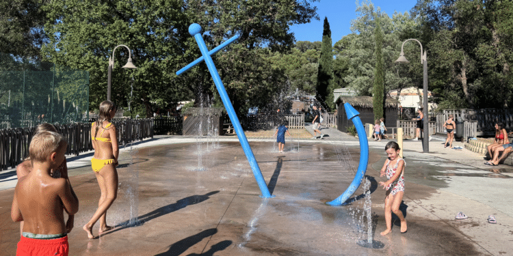 canicule enfants sous les jets d'eau
