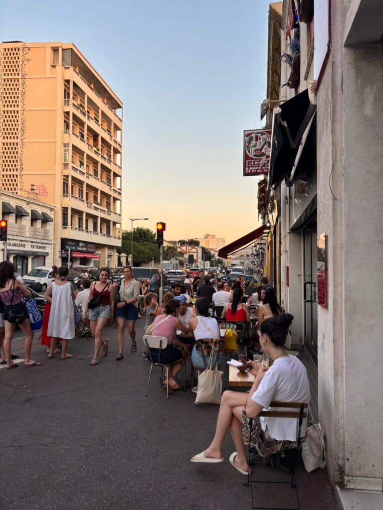 boulangerie Pompe Endoume Malmousque, les quartiers du 7e arrondissement de Marseille côté mer attirent la jeunesse européenne pour des vacances au soleil