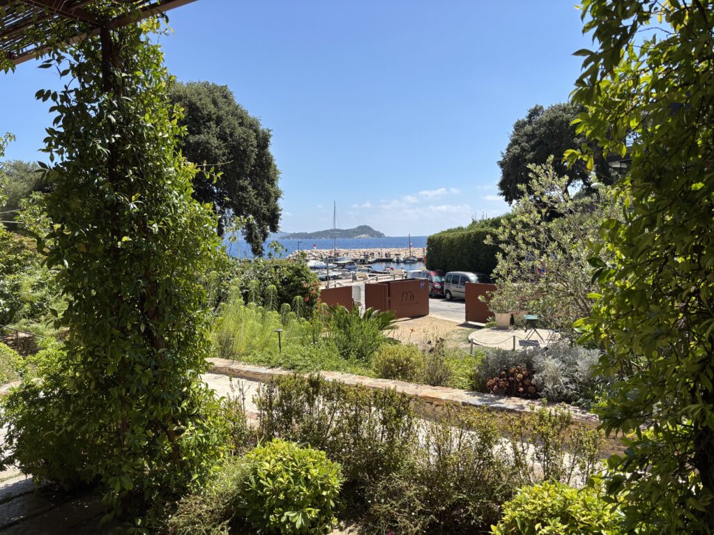 Vue depuis le Musée du Niel. Au large l'île du Grand Ribaud (Crédit Gomet')