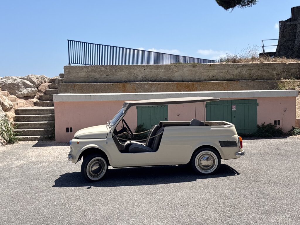 Une voiture d'époque années 60 dans le port du Niel (Crédit Gomet')