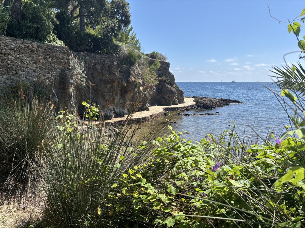 le sentier du littoral depuis le port du Niel