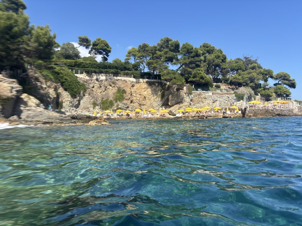 le sentier du littoral depuis le port du Niel