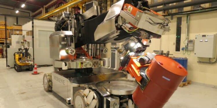 Cadarache Test d'un robot pour l'assainissement et le demantèlement au CEA de Marcoule ©Cea