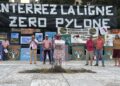 Des agriculteurs lentes aux poignets témoignent lors du rassemblement anti THT le 19 septembre 2026 à Arles (Crédit Gomet')