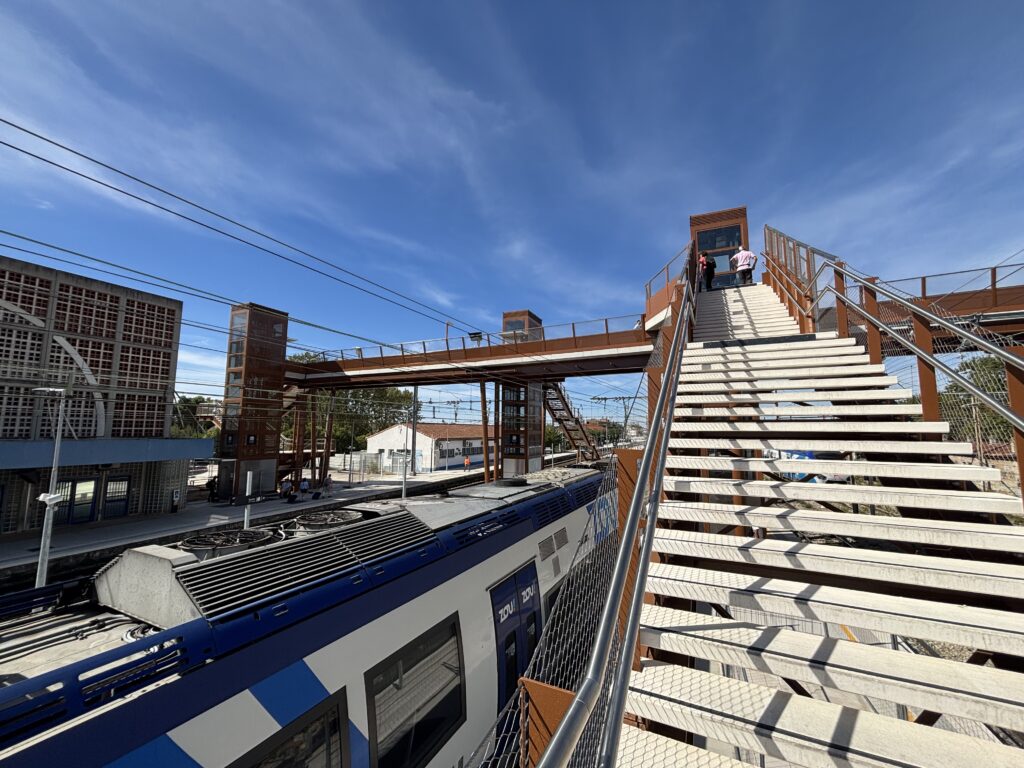 La passerelle de la gare de Miramas (Crédit Gomet')