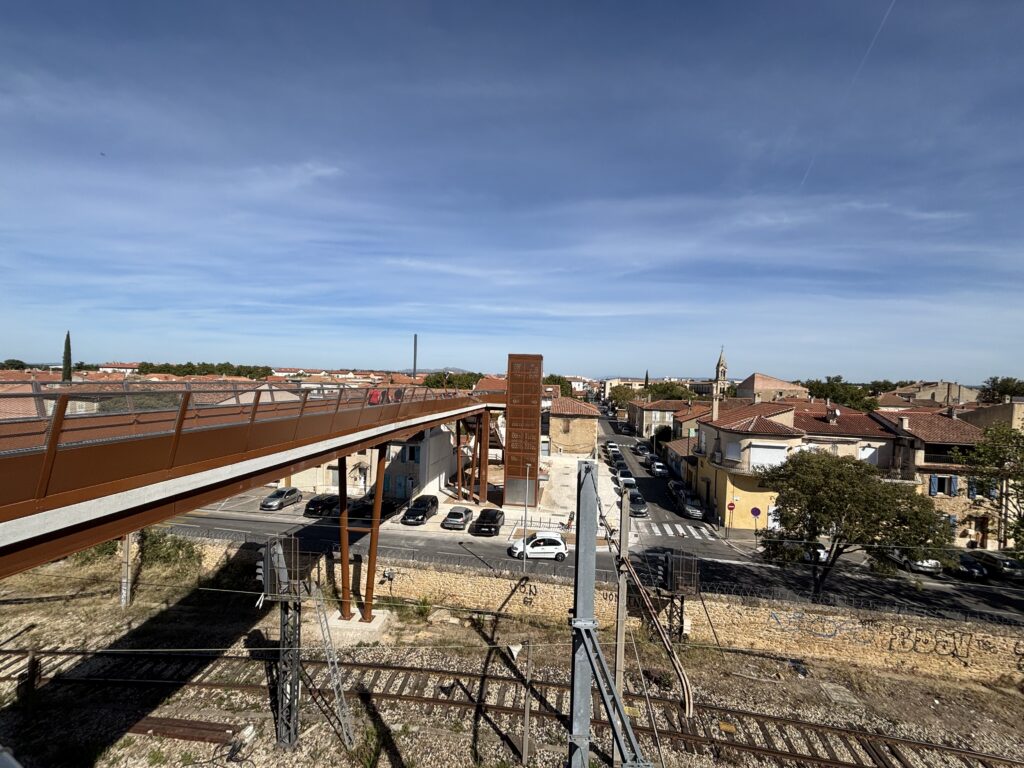 La passerelle de la gare de Miramas (Crédit Gomet')