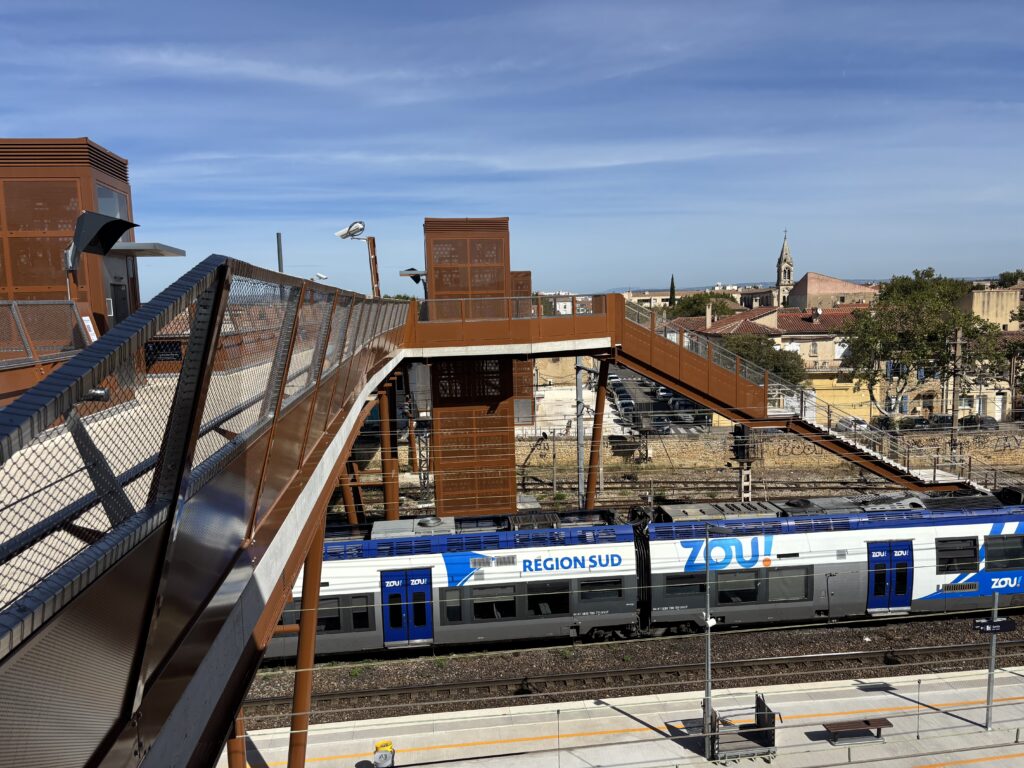 La passerelle de la gare de Miramas (Crédit Gomet')
