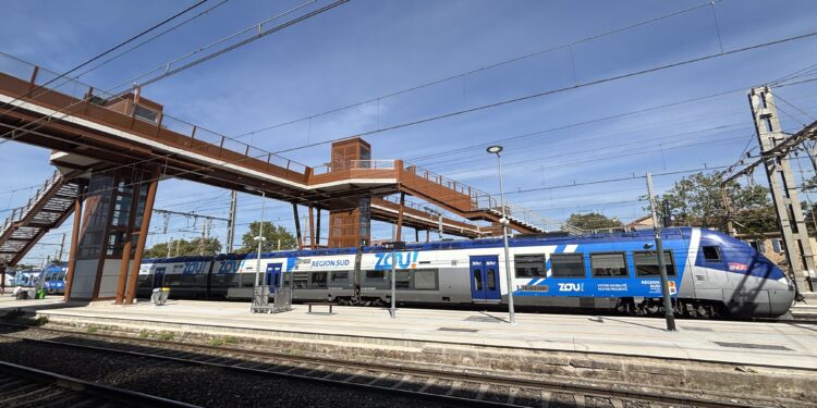 La passerelle de la gare de Miramas (Crédit Gomet')