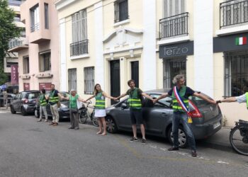 Anne Meilhac Piétons à Marseille Opération de militants de 60 millions de Pïétons et d'élus du Printemps Marseillais en juin 2021 dans le 8e arrondissement de Marseille (Crédit Gomet')